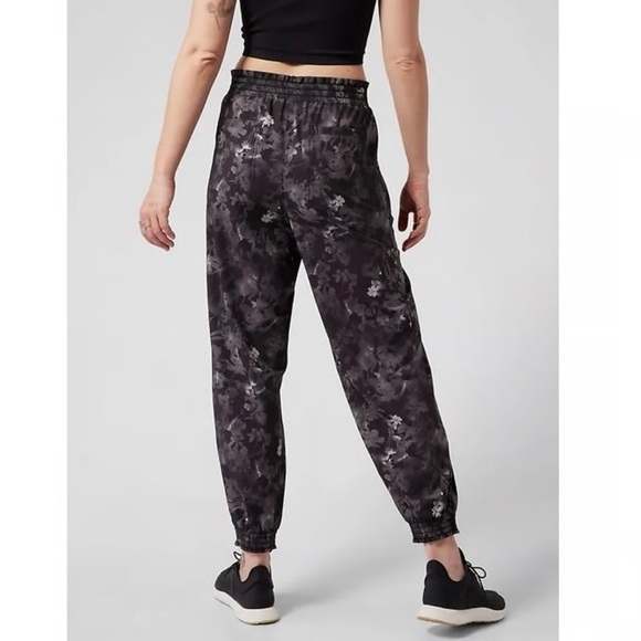 Athleta Grey Floral Savannah Jogger Pants Women’s Size 6T - Picture 2 of 16